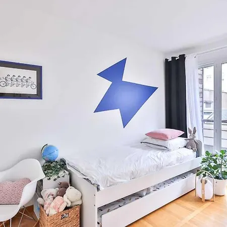 Charming House In A Spacious Setting パリ