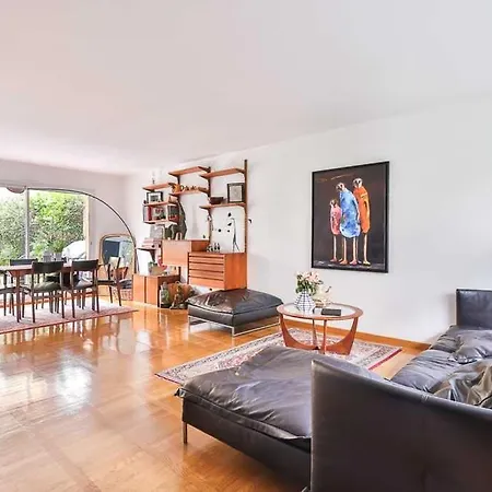 Charming House In A Spacious Setting ホテル